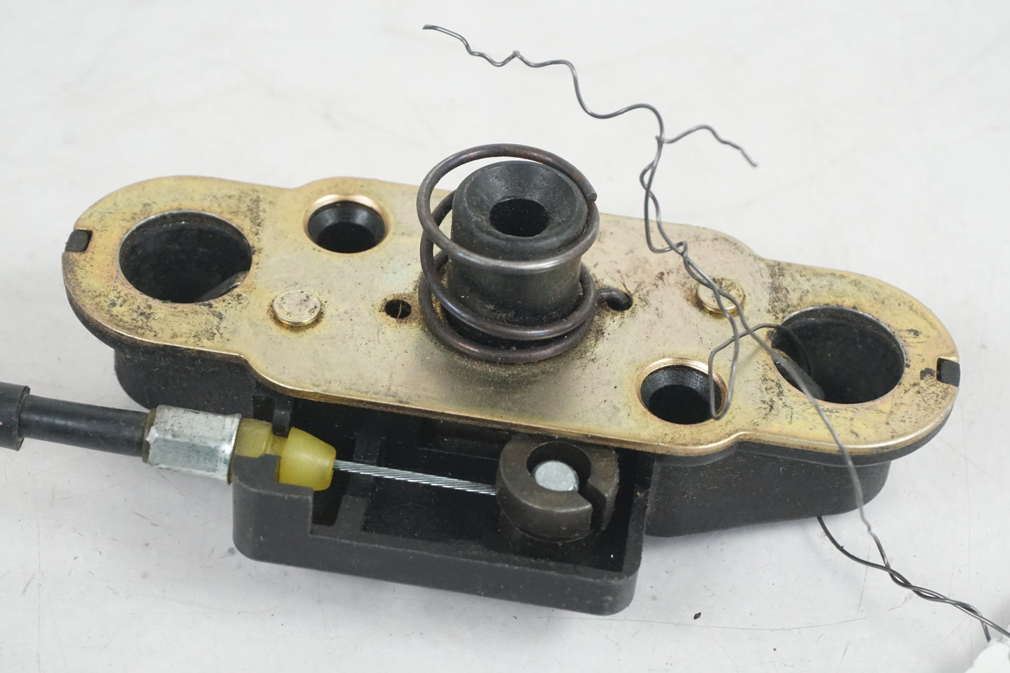 Baksidan på Sadellåsmekanism från en Kawasaki ZZR 1200 -2002 motorcykel.