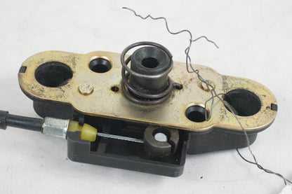 Baksidan på Sadellåsmekanism från en Kawasaki ZZR 1200 -2002 motorcykel.