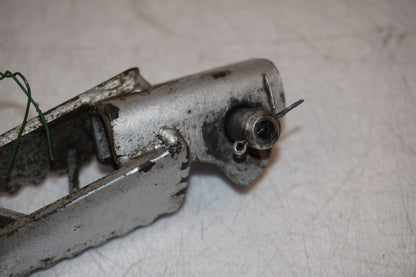 Snett nerifrån på Fotpinne från en Kawasaki KDX 125 -1991 motorcykel.