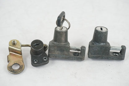 Framsidan på Sadellåsmekanism från en Kawasaki GPZ 500 -1993 motorcykel.