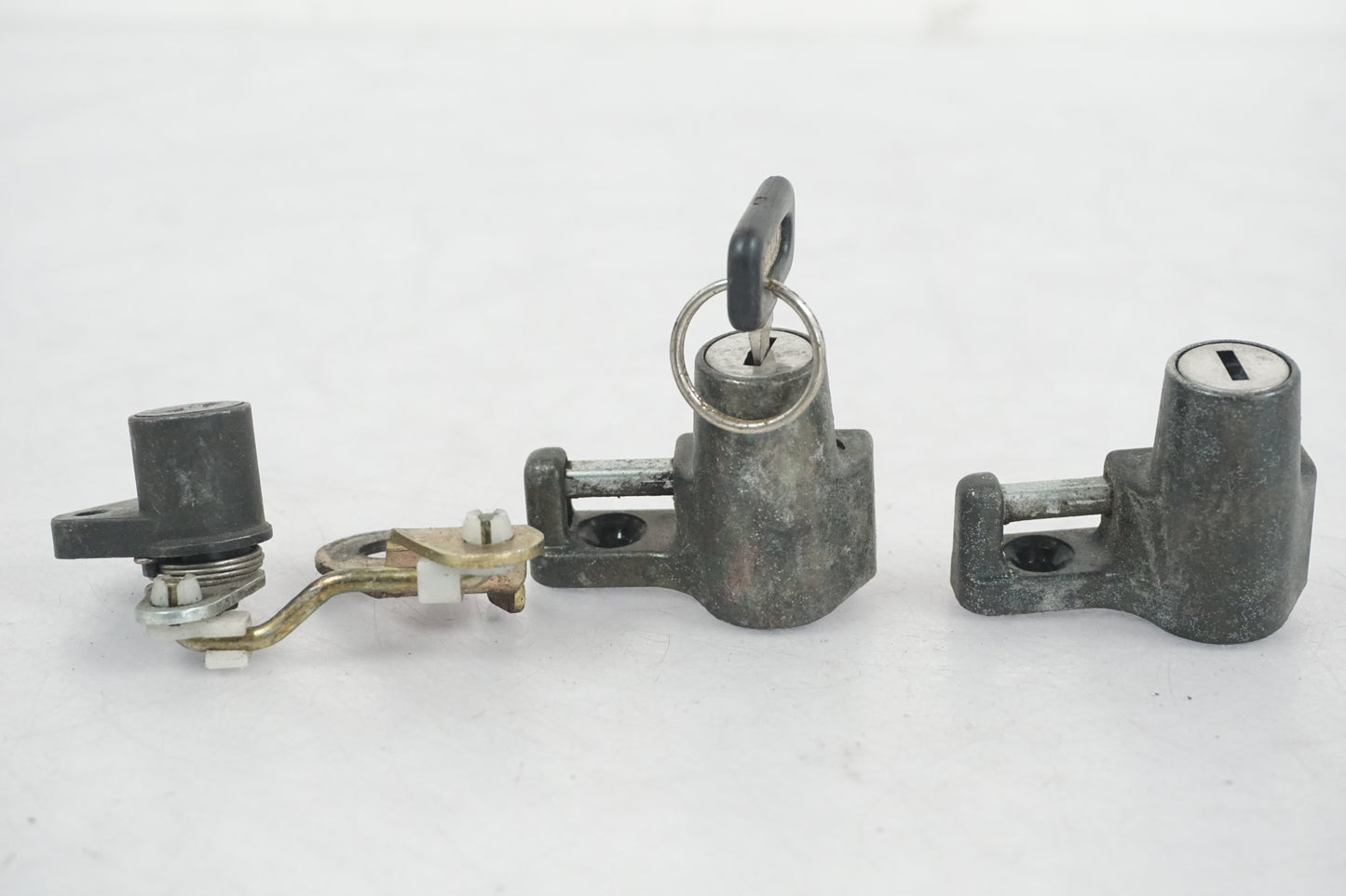 Baksidan på Sadellåsmekanism från en Kawasaki GPZ 500 -1993 motorcykel.