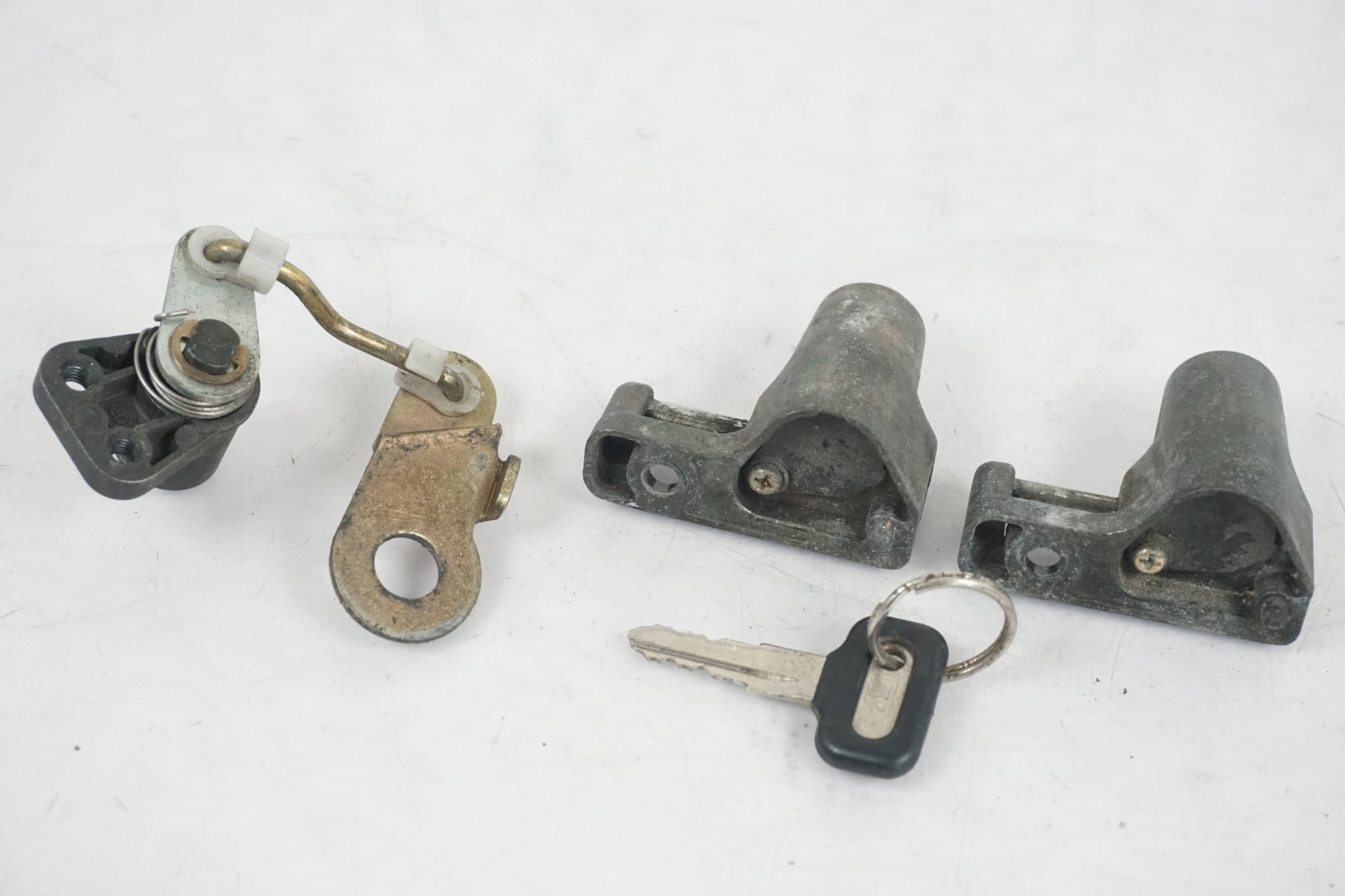 Höger sida på Sadellåsmekanism från en Kawasaki GPZ 500 -1993 motorcykel.