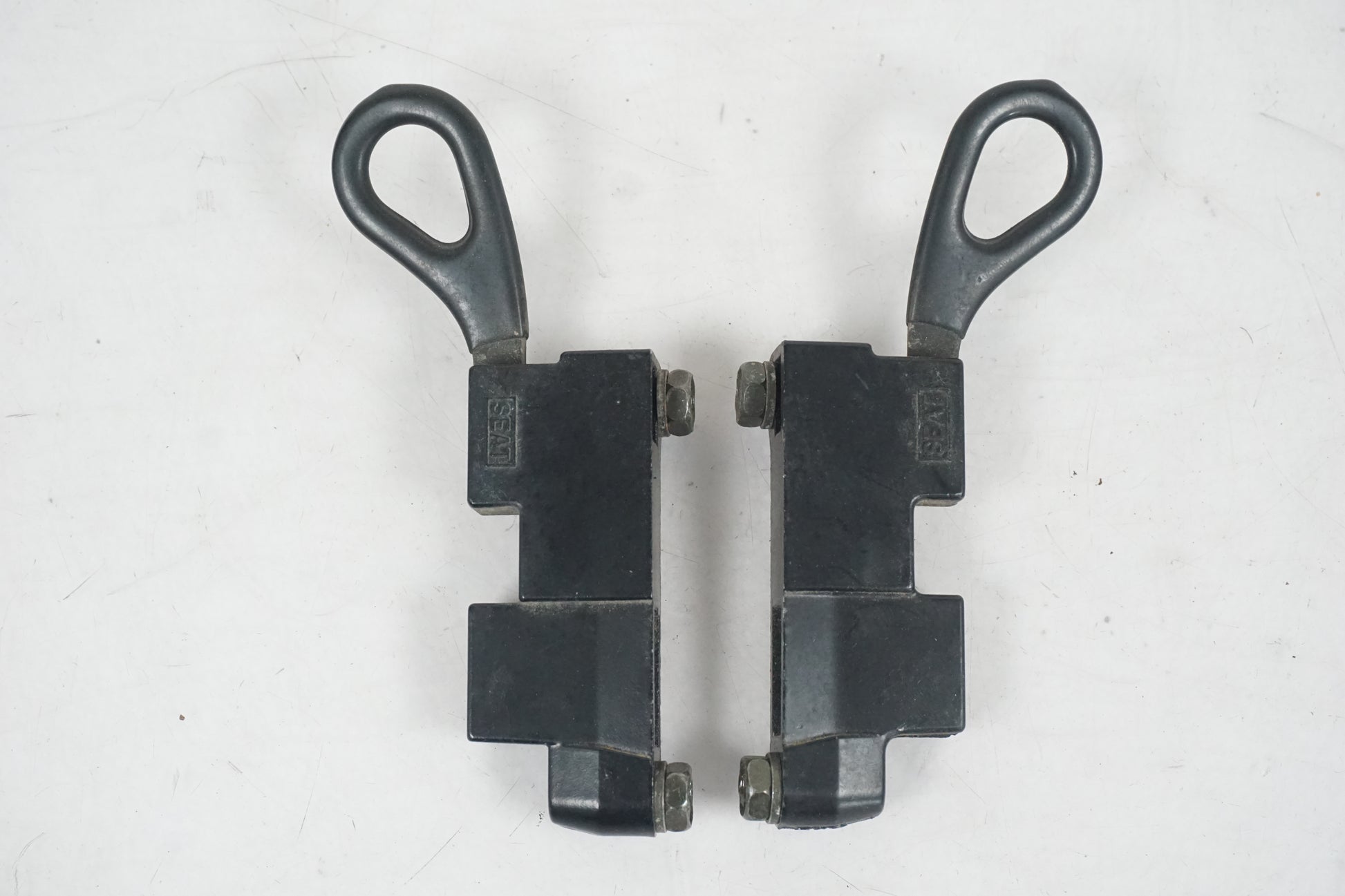 Framsidan på Sadellåsmekanism från en Yamaha V-MAX 1200 -1997 motorcykel.