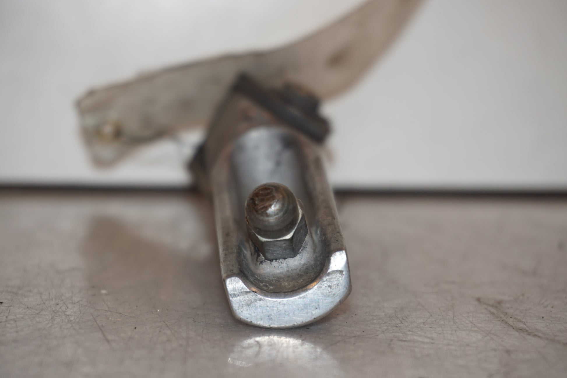 Vänster sida på Fotpinne från en Kawasaki ZXR 750 -1989 motorcykel.