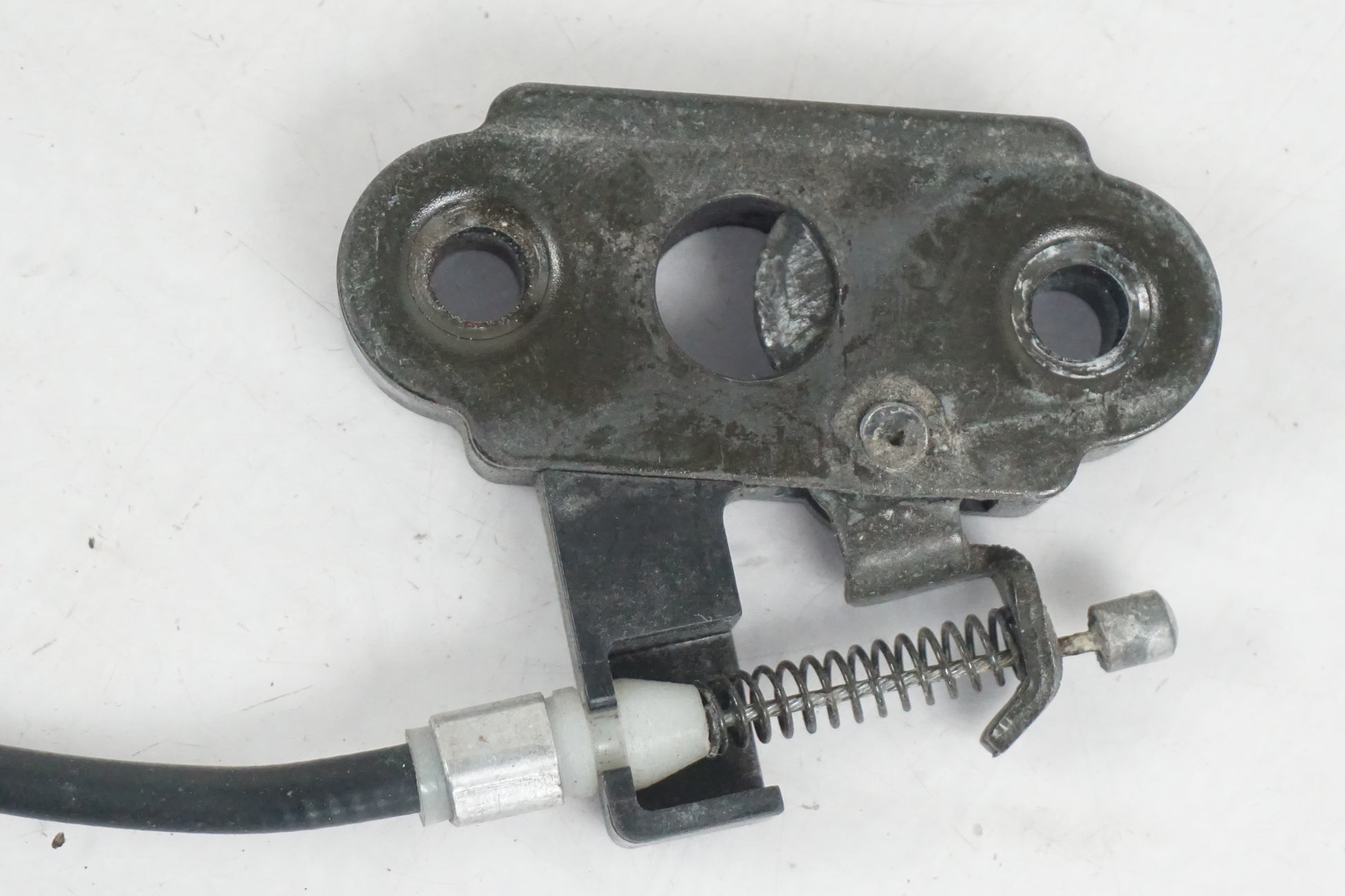 Baksidan på Sadellåsmekanism från en Kawasaki ZX-9R -1998 motorcykel.