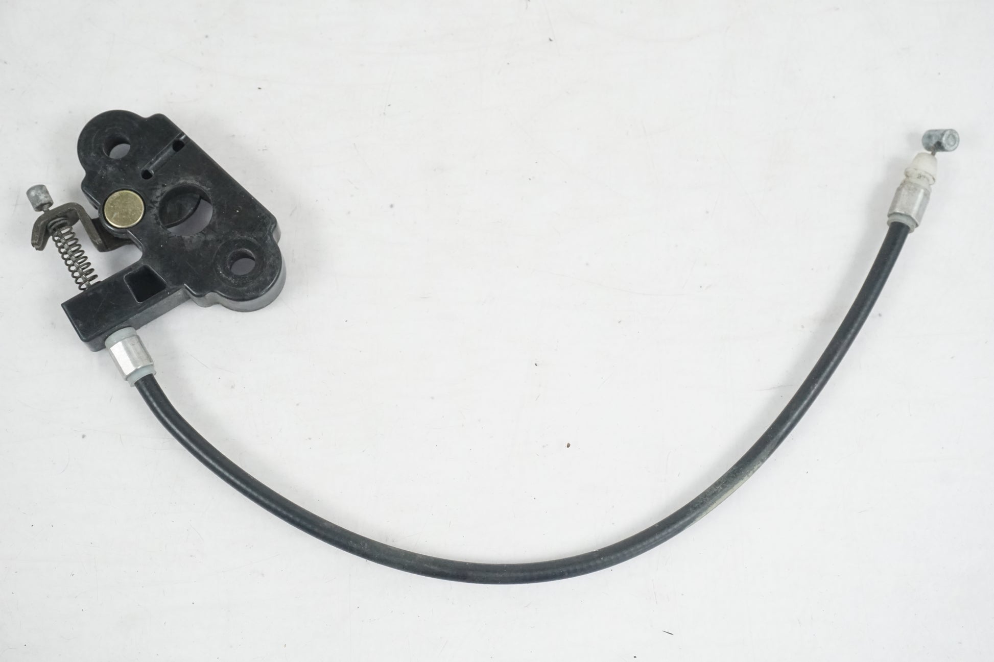 Höger sida på Sadellåsmekanism från en Kawasaki ZX-9R -1998 motorcykel.