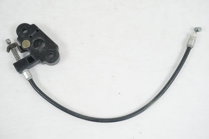 Höger sida på Sadellåsmekanism från en Kawasaki ZX-9R -1998 motorcykel.