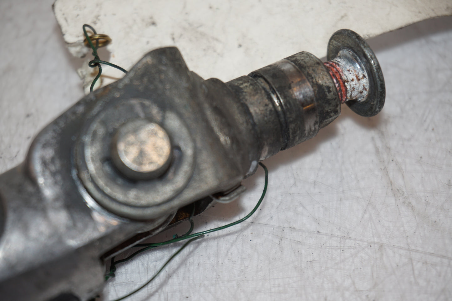 Snett nerifrån på Fotpinne från en Kawasaki ZXR 750 -1989 motorcykel.