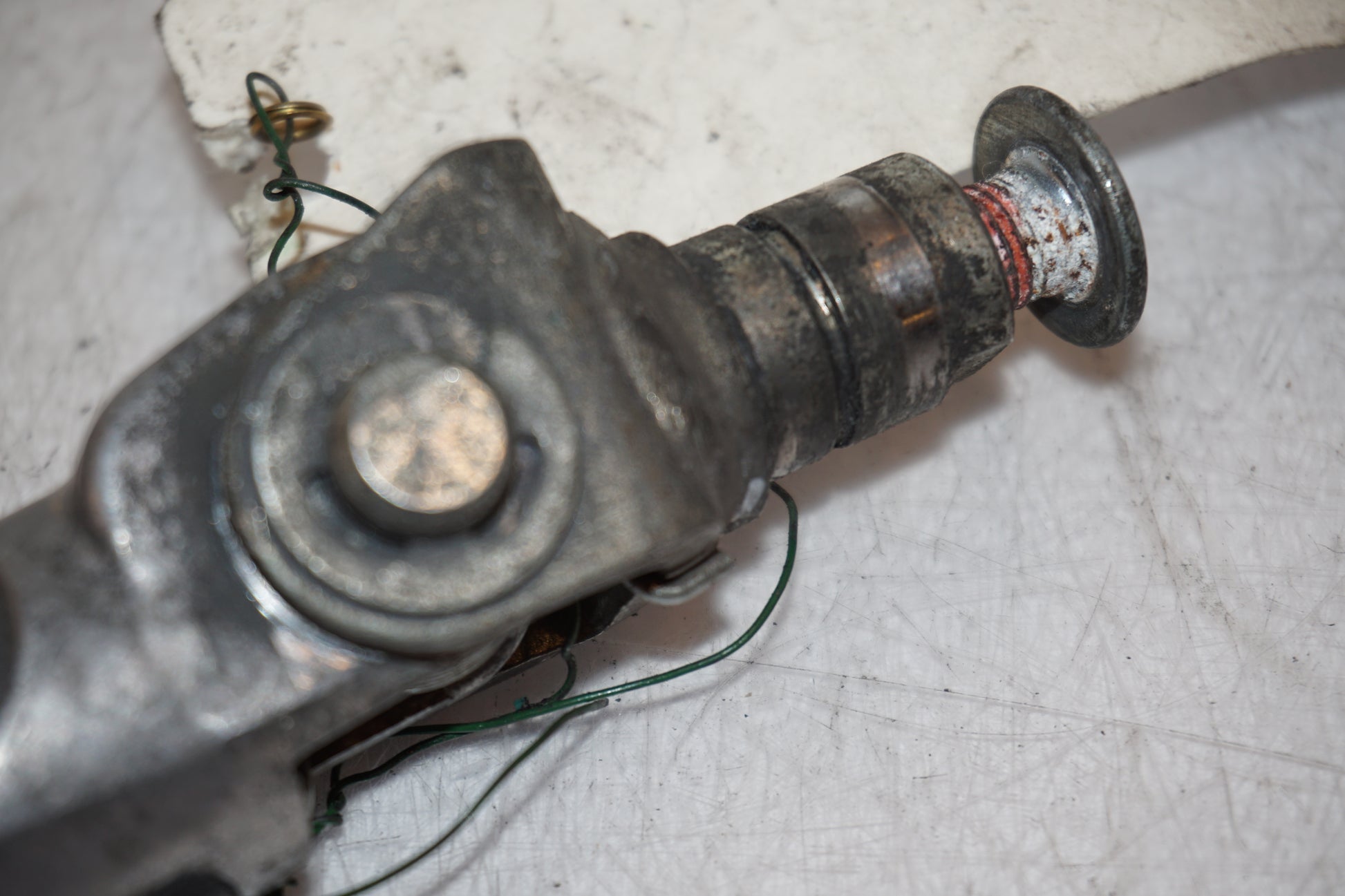 Snett nerifrån på Fotpinne från en Kawasaki ZXR 750 -1989 motorcykel.