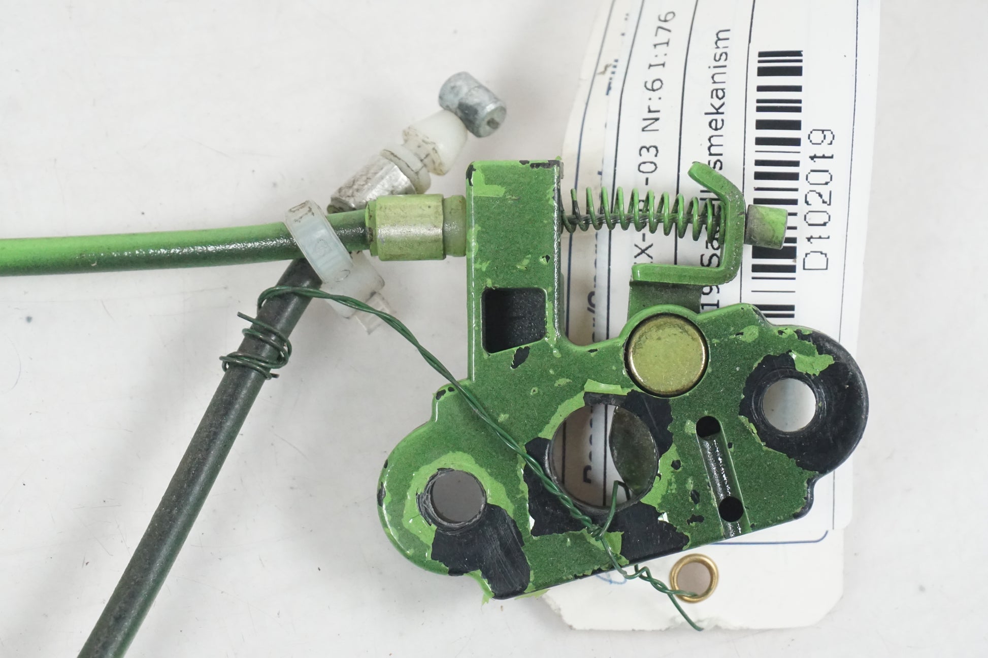 Höger sida på Sadellåsmekanism från en Kawasaki ZX-9R -2003 motorcykel.