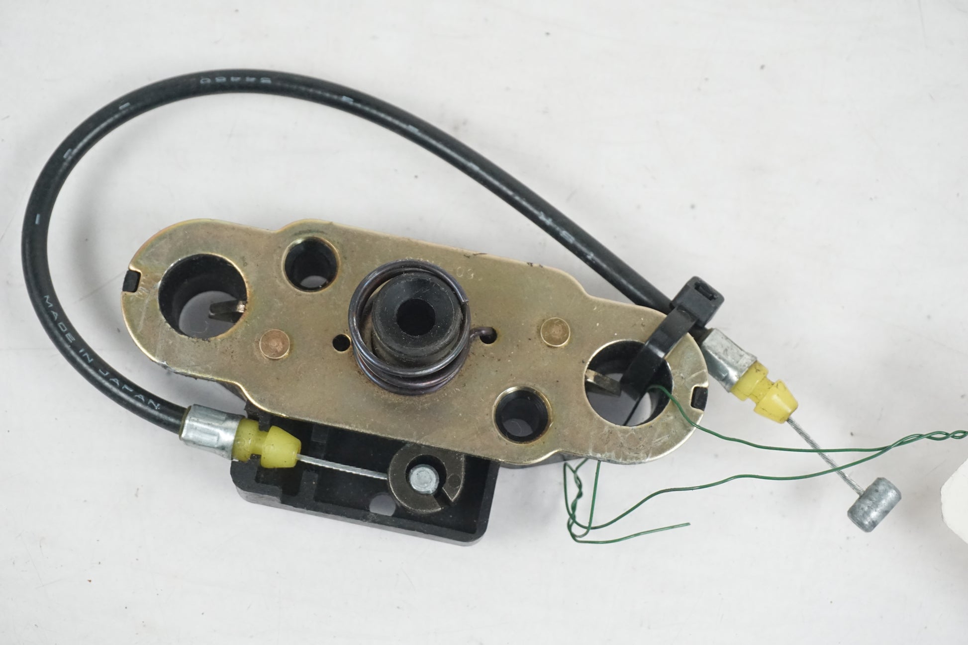 Framsidan på Sadellåsmekanism från en Kawasaki ER 5 -2003 motorcykel.