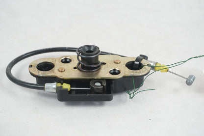 Baksidan på Sadellåsmekanism från en Kawasaki ER 5 -2003 motorcykel.