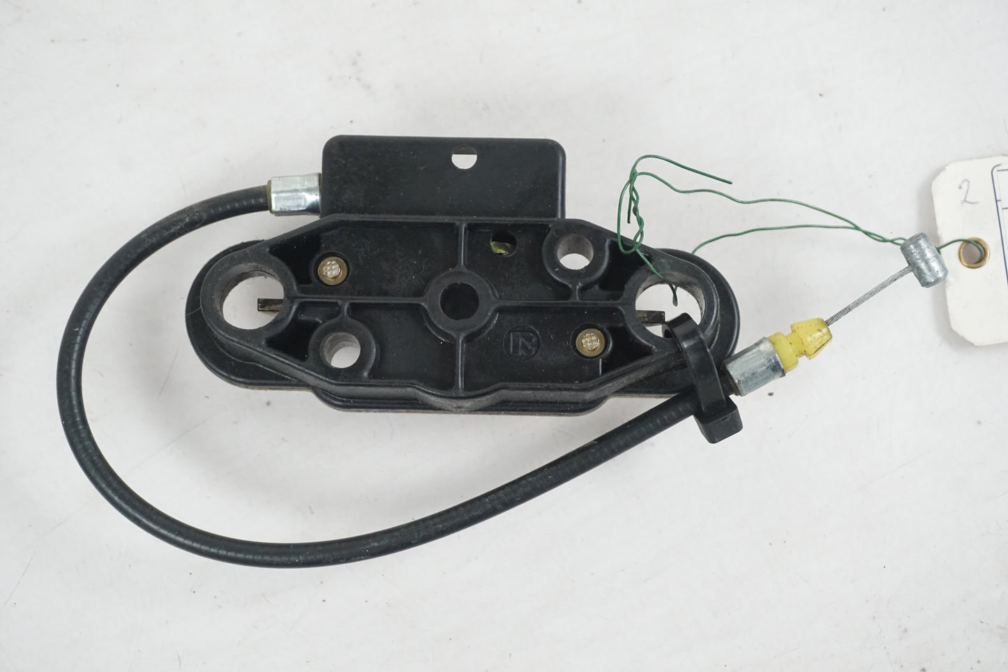 Höger sida på Sadellåsmekanism från en Kawasaki ER 5 -2003 motorcykel.