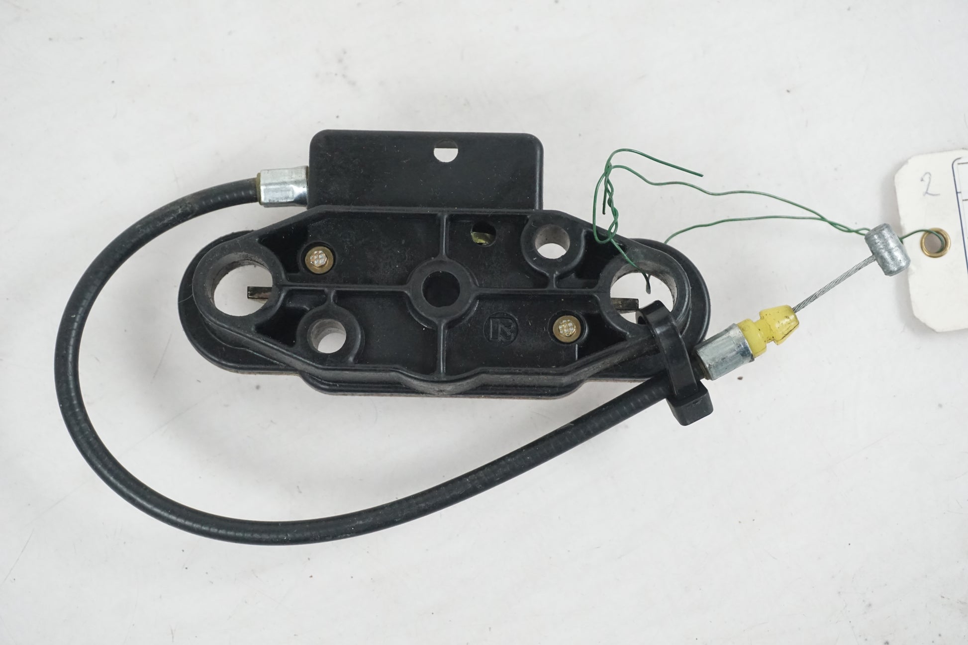 Höger sida på Sadellåsmekanism från en Kawasaki ER 5 -2003 motorcykel.