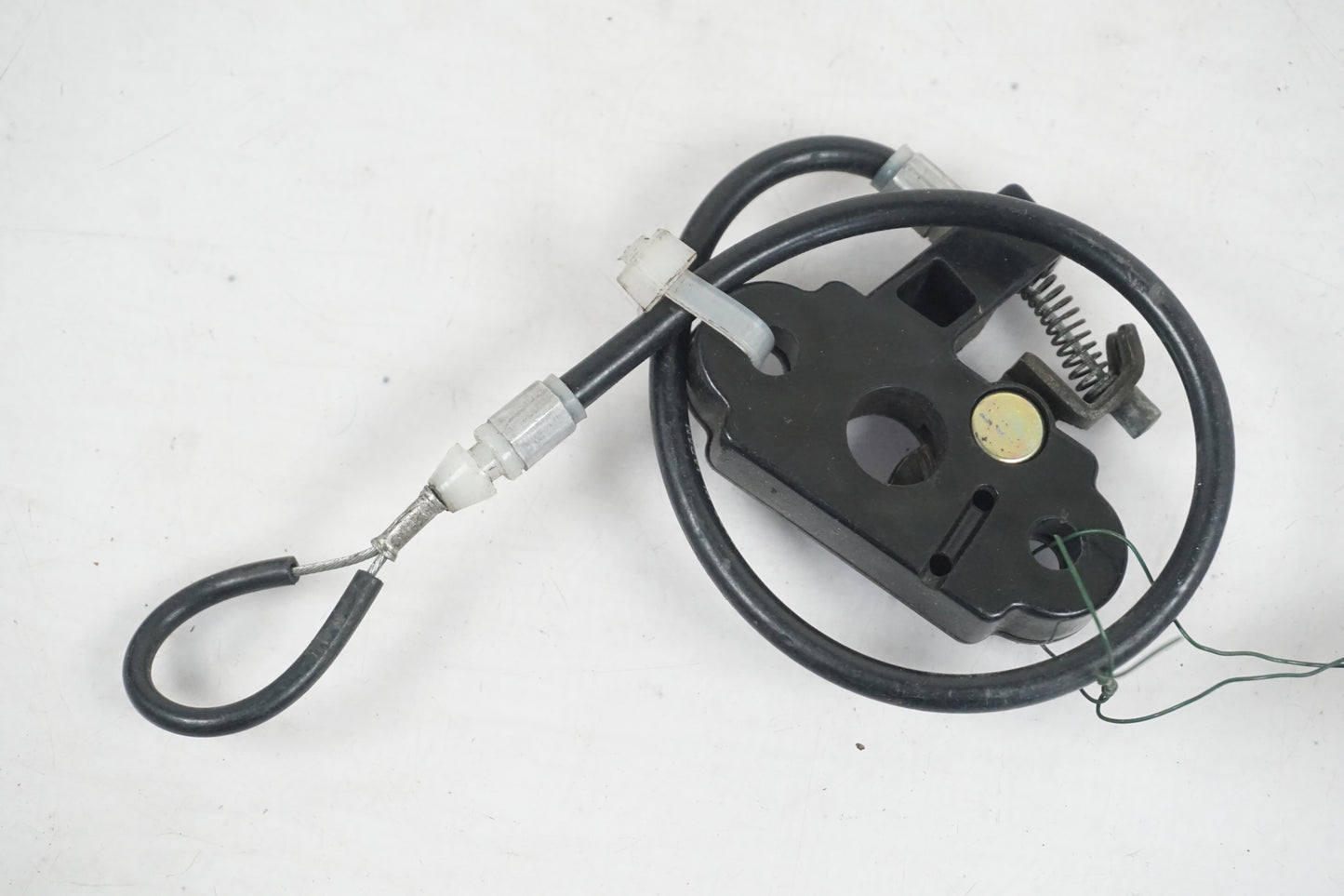 Baksidan på Sadellåsmekanism från en Kawasaki ZX-7R -1997 motorcykel.