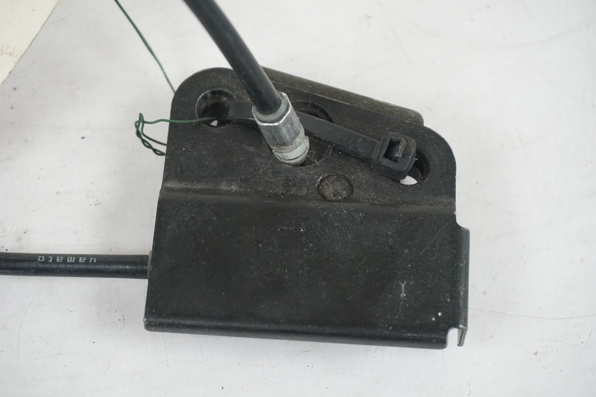 Baksidan på Sadellåsmekanism från en Kawasaki ZX-9R -2002 motorcykel.