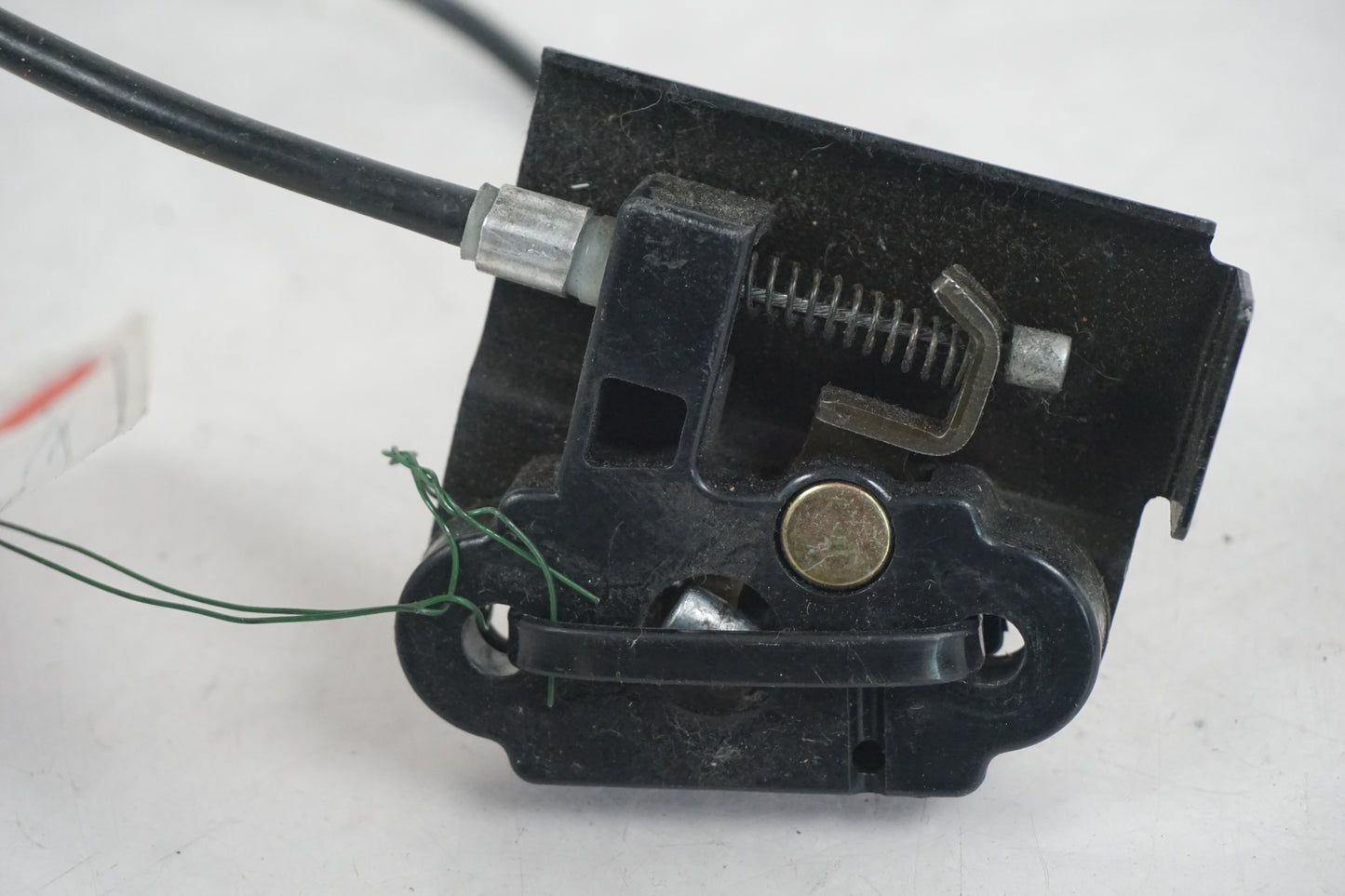 Höger sida på Sadellåsmekanism från en Kawasaki ZX-9R -2002 motorcykel.