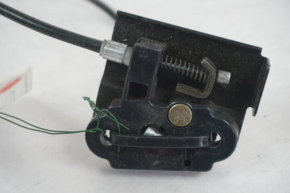 Höger sida på Sadellåsmekanism från en Kawasaki ZX-9R -2002 motorcykel.