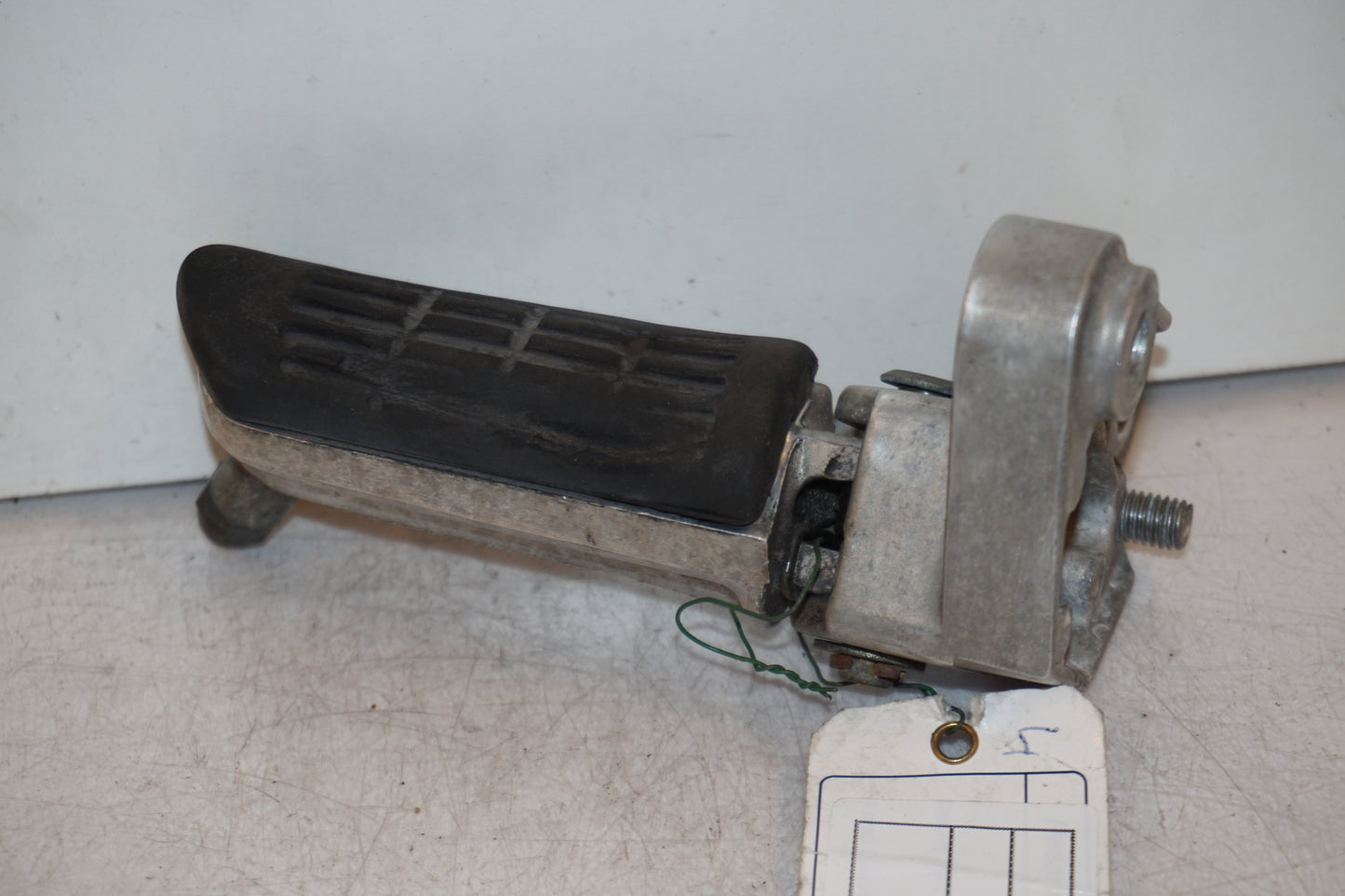 Baksidan på Fotpinne från en Honda CB 750 SF -1993 motorcykel.