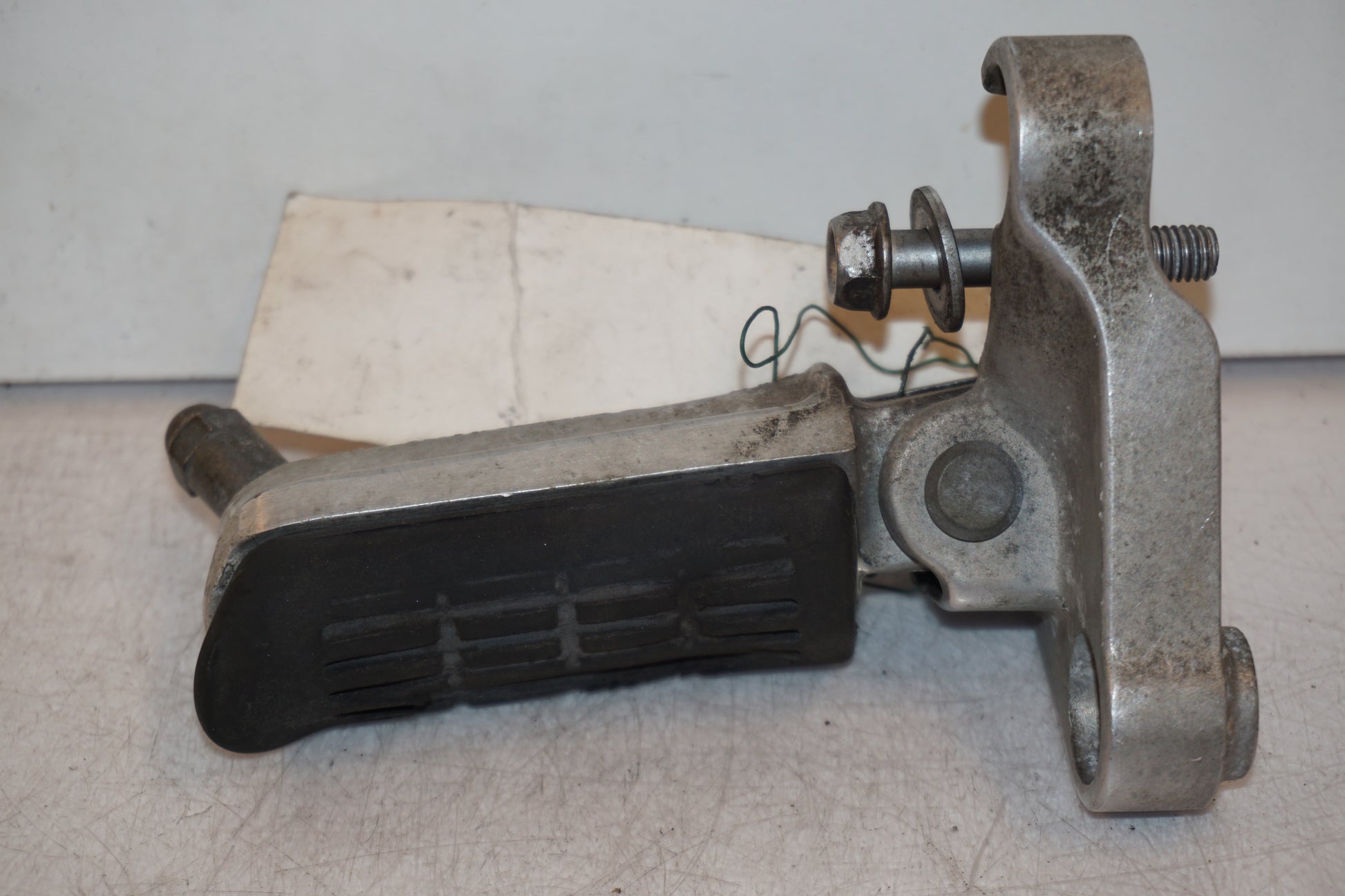 Vänster sida på Fotpinne från en Honda CB 750 SF -1993 motorcykel.