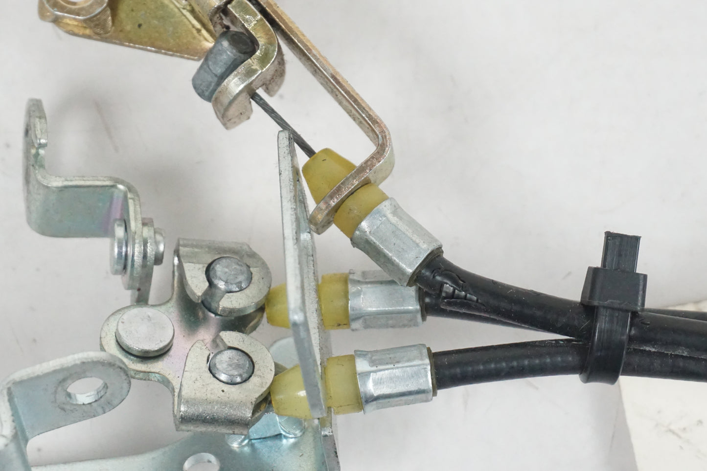 Höger sida på Sadellåsmekanism från en Kawasaki ZZ-R 1400 -2007 motorcykel.