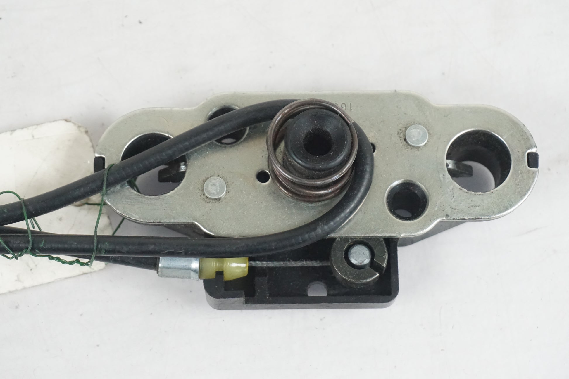 Vänster sida på Sadellåsmekanism från en Kawasaki ZZ-R 1400 -2007 motorcykel.