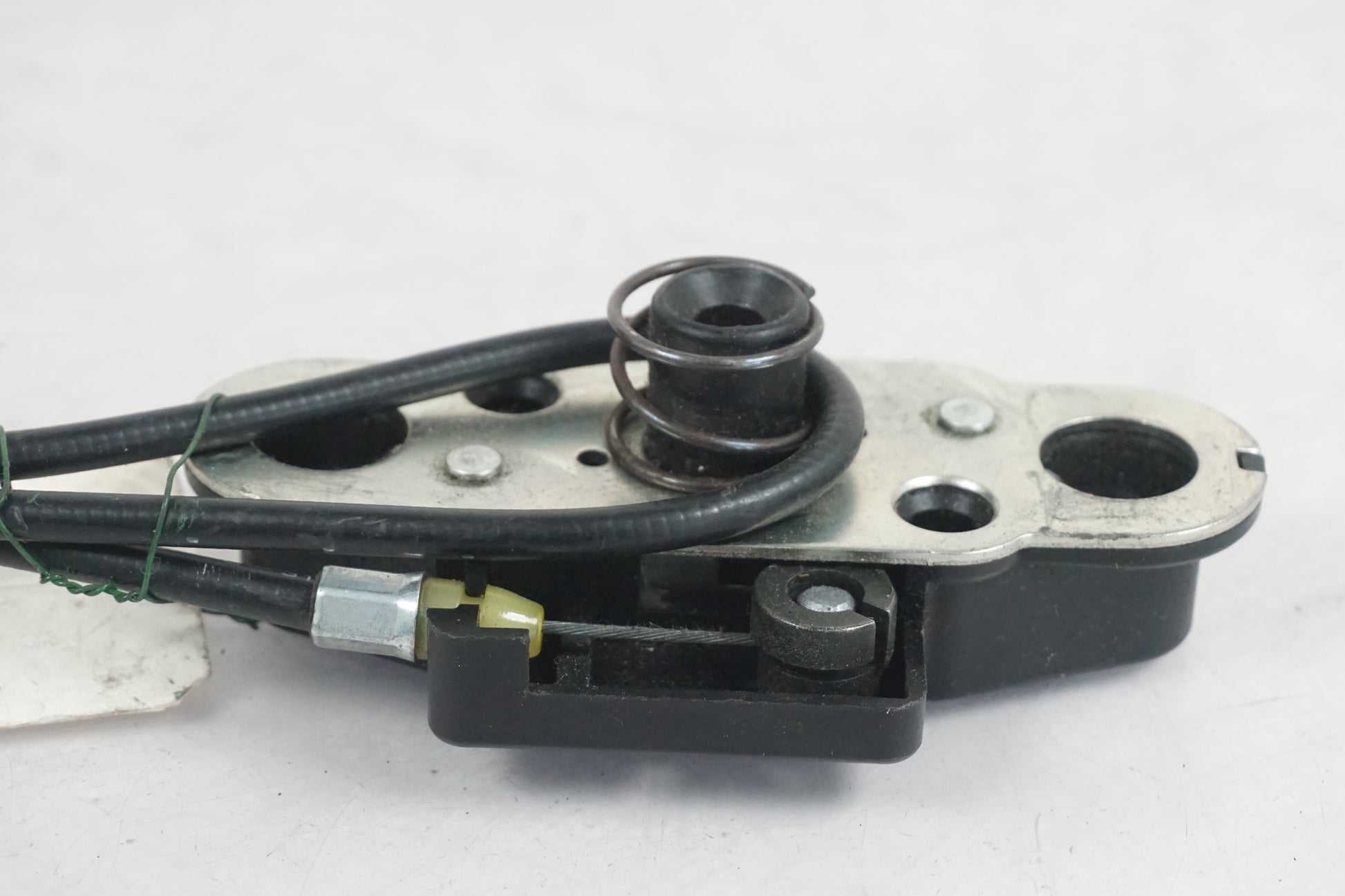 Snett uppifrån på Sadellåsmekanism från en Kawasaki ZZ-R 1400 -2007 motorcykel.