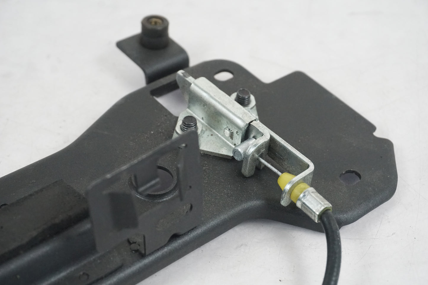 Baksidan på Sadellåsmekanism från en Kawasaki Z 750 -2008 motorcykel.