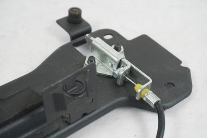 Baksidan på Sadellåsmekanism från en Kawasaki Z 750 -2008 motorcykel.