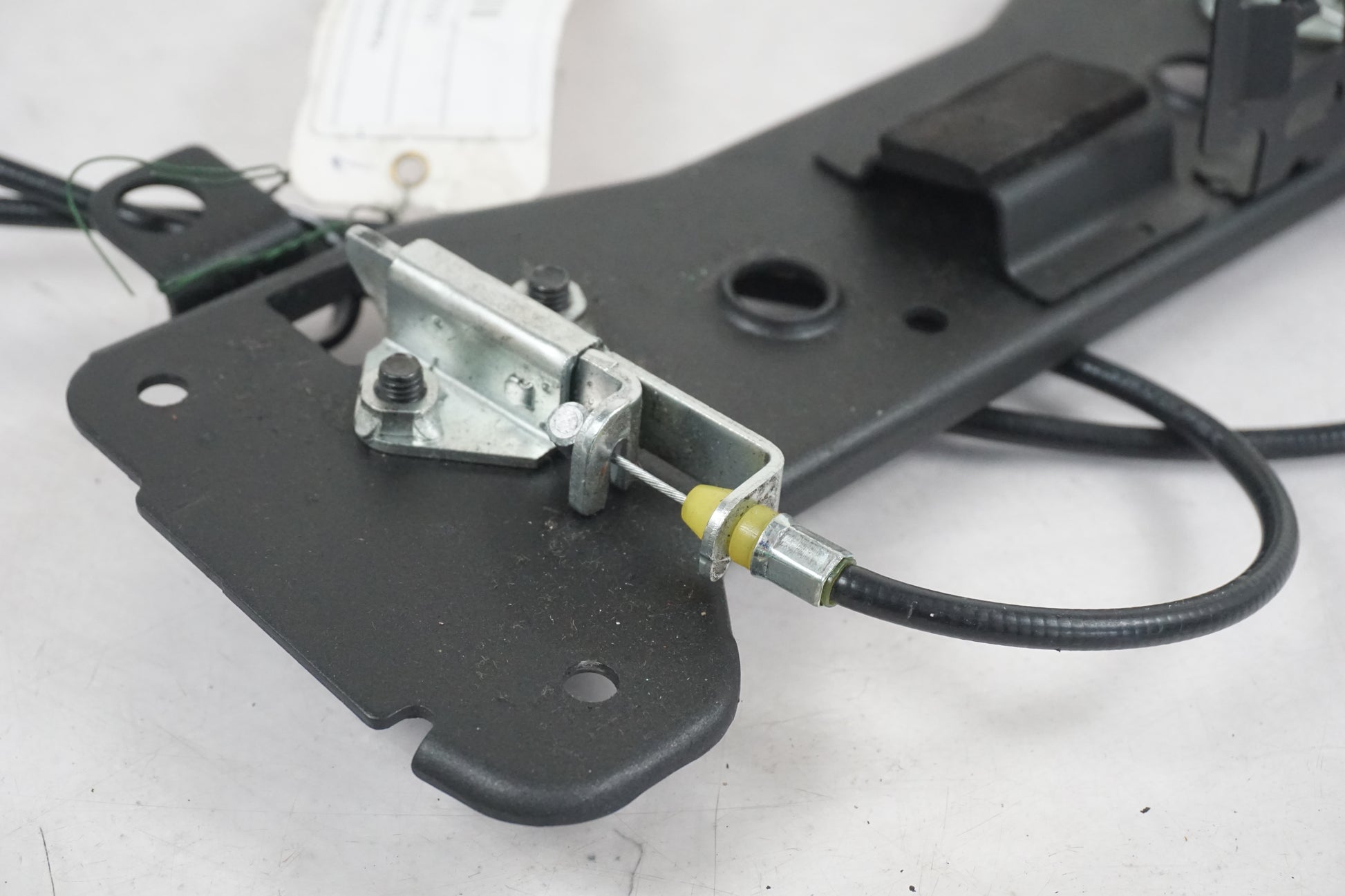 Höger sida på Sadellåsmekanism från en Kawasaki Z 750 -2008 motorcykel.