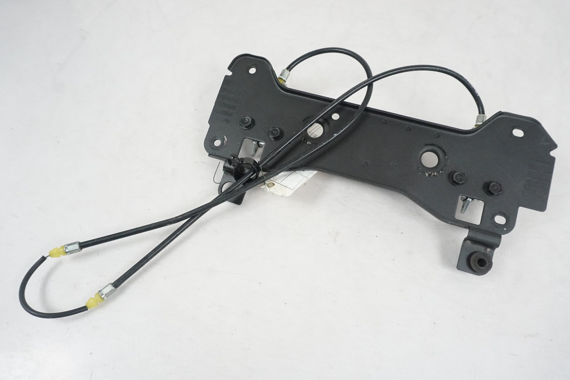 Vänster sida på Sadellåsmekanism från en Kawasaki Z 750 -2008 motorcykel.