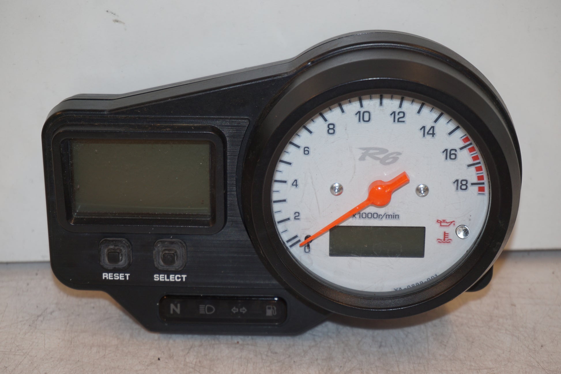 Framsidan på Instrumentpanel från en Yamaha YZF R6 -2001 motorcykel.