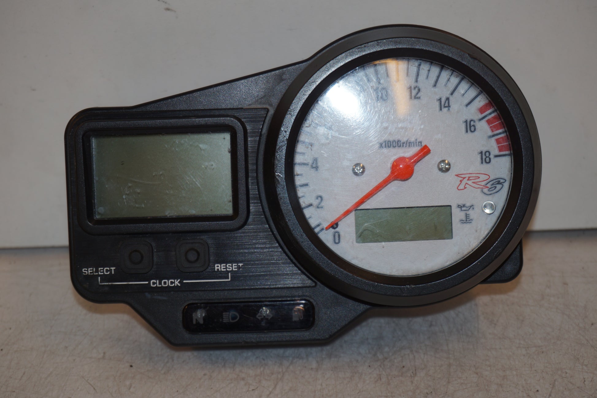 Framsidan på Instrumentpanel från en Yamaha YZF R6 -2001 motorcykel.