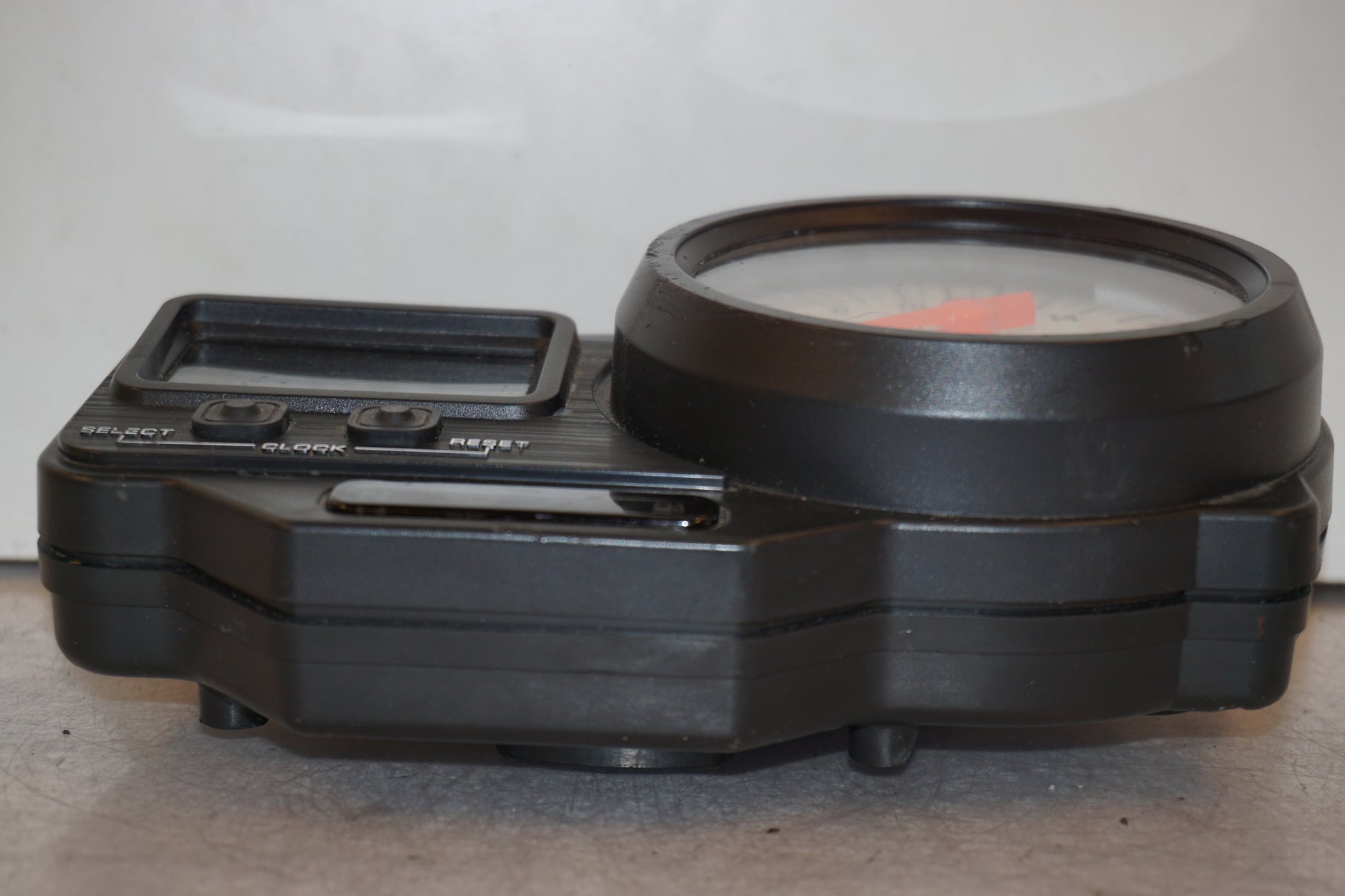 Baksidan på Instrumentpanel från en Yamaha YZF R6 -2001 motorcykel.