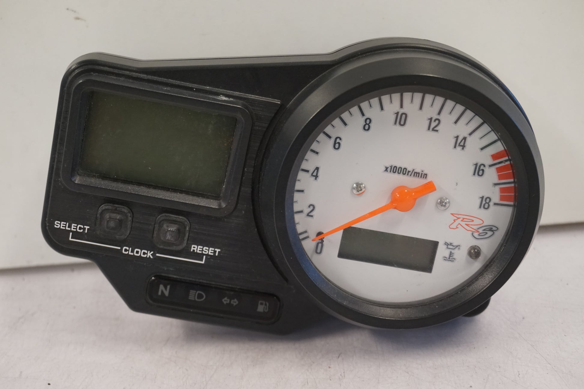 Framsidan på Instrumentpanel från en Yamaha YZF R6 -2000 motorcykel.