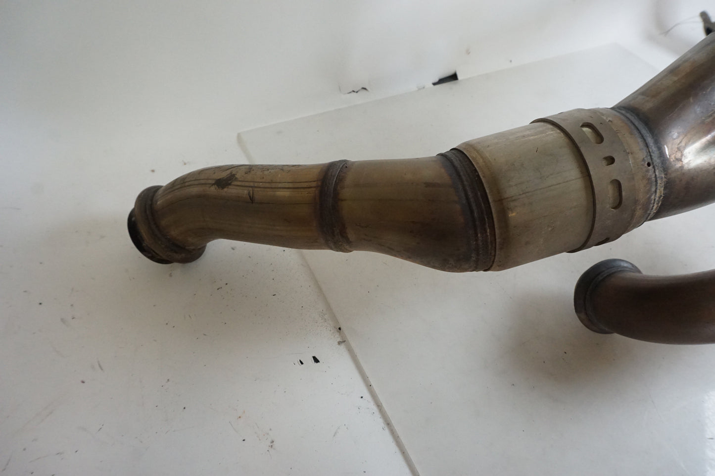 Snett uppifrån på Grenrör från en KTM 1290 Super Adventure R -2018 motorcykel.