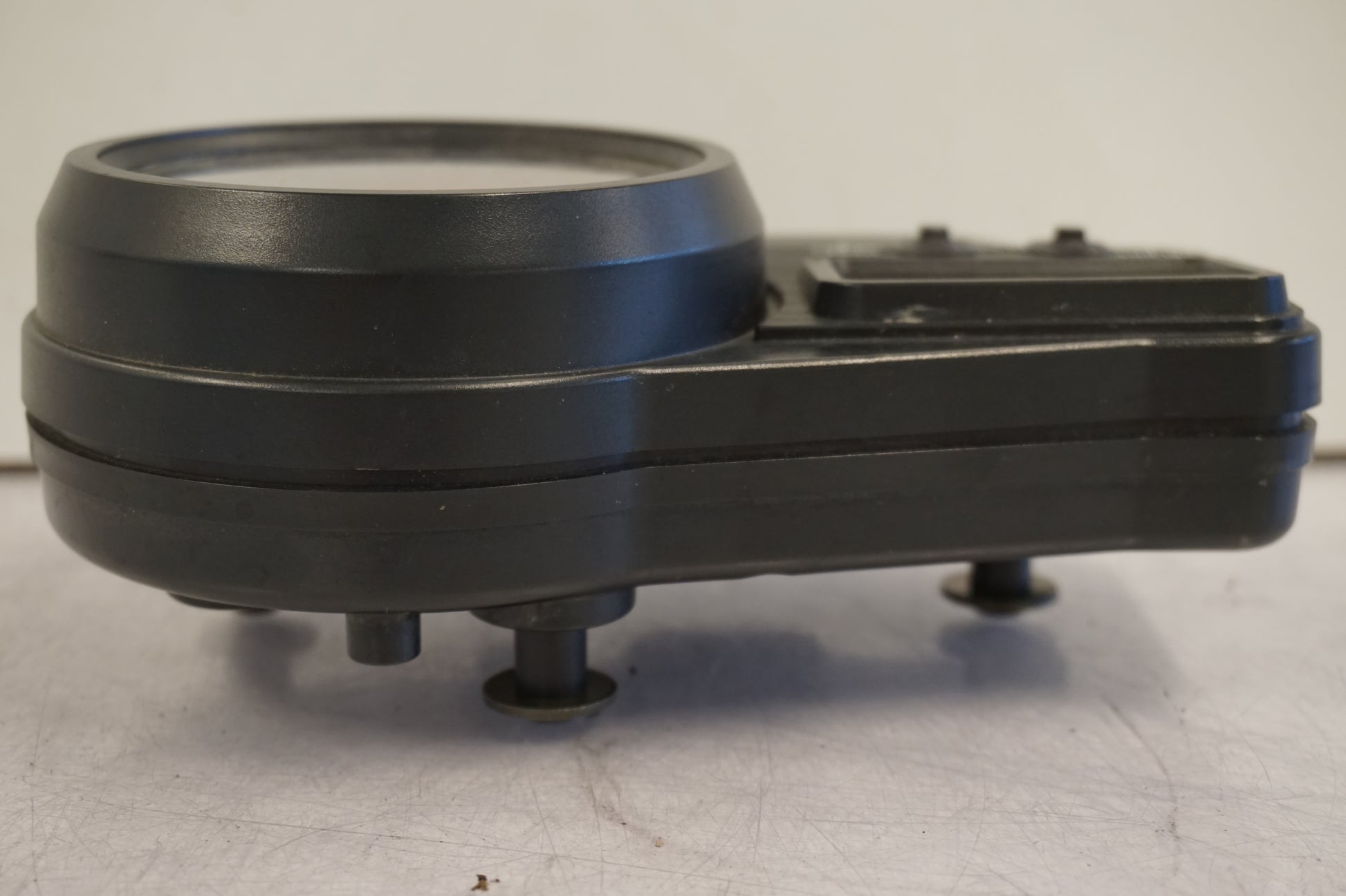 Vänster sida på Instrumentpanel från en Yamaha YZF R6 -2000 motorcykel.