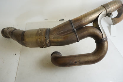 Snett nerifrån på Grenrör från en KTM 1290 Super Adventure R -2018 motorcykel.