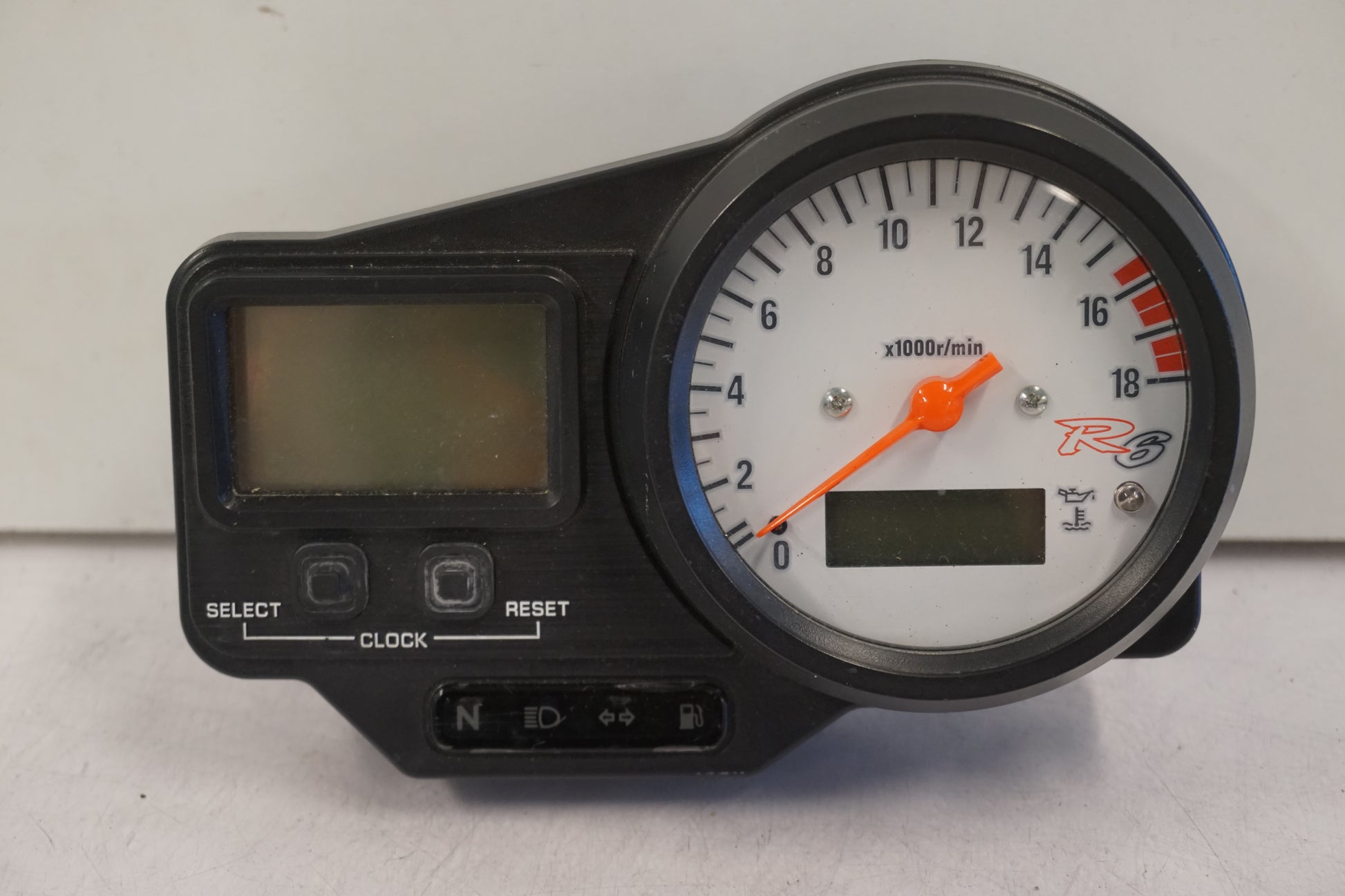 Framsidan på Instrumentpanel från en Yamaha YZF R6 -2000 motorcykel.