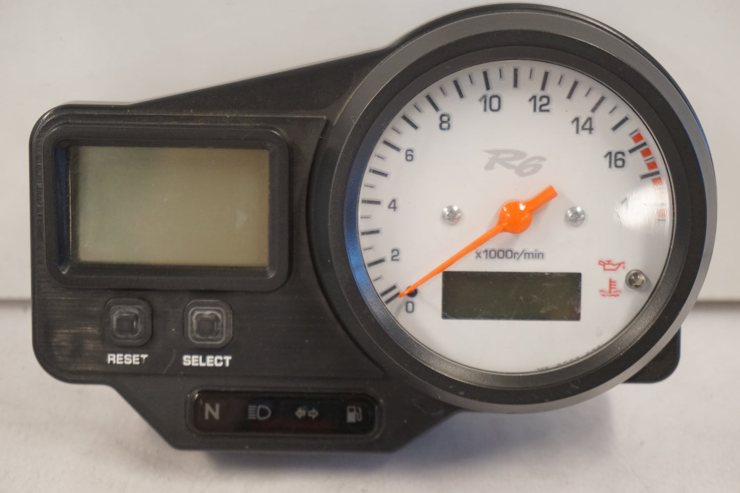 Framsidan på Instrumentpanel från en Yamaha YZF R6 -2001 motorcykel.