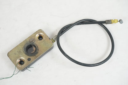 Framsidan på Sadellåsmekanism från en Suzuki RF 600 R -1993 motorcykel.