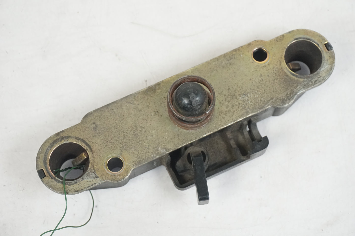 Framsidan på Sadellåsmekanism från en Suzuki RF 600 R -1993 motorcykel.