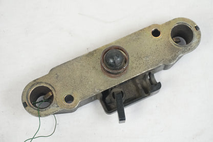 Framsidan på Sadellåsmekanism från en Suzuki RF 600 R -1993 motorcykel.