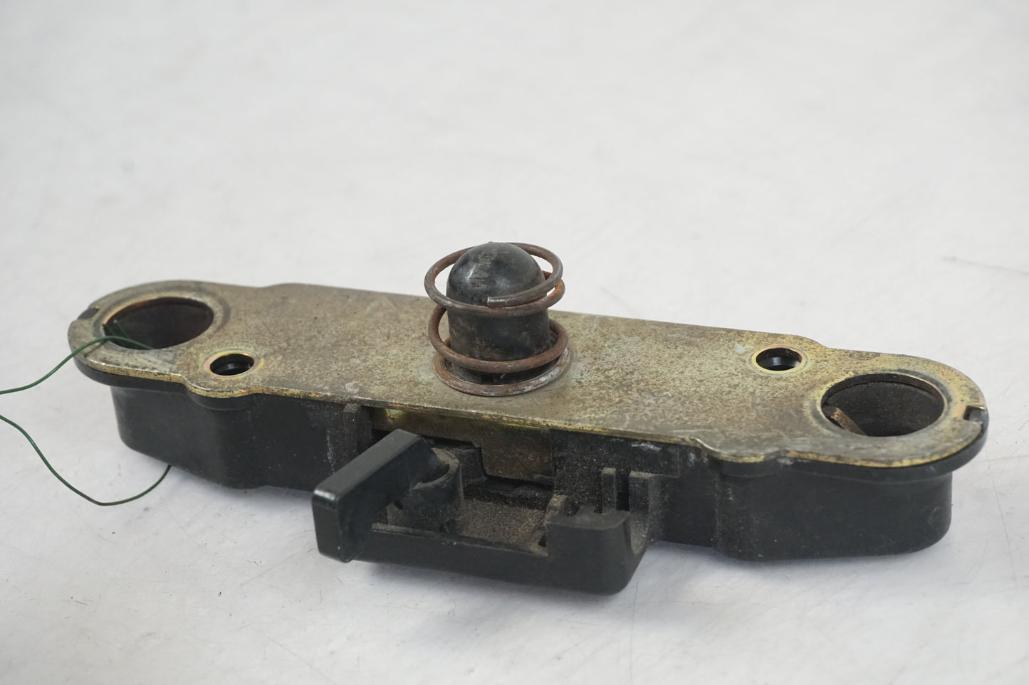 Baksidan på Sadellåsmekanism från en Suzuki RF 600 R -1993 motorcykel.