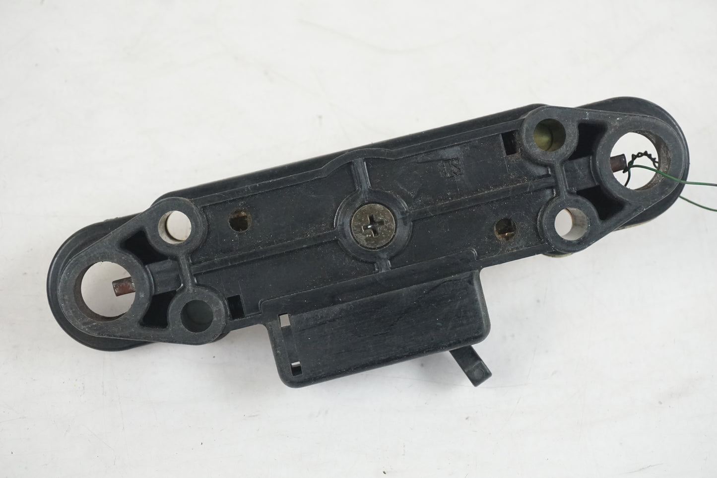 Höger sida på Sadellåsmekanism från en Suzuki RF 600 R -1993 motorcykel.