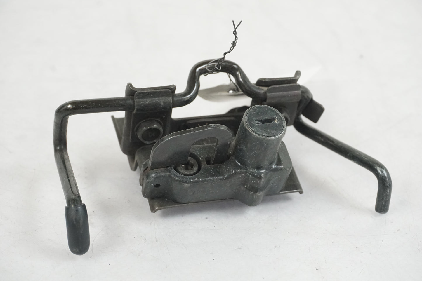 Framsidan på Sadellåsmekanism från en Kawasaki GPX 600 -1989 motorcykel.