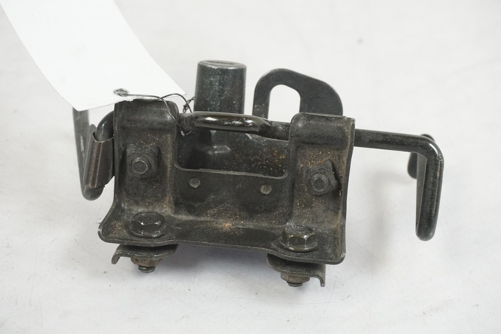 Baksidan på Sadellåsmekanism från en Kawasaki GPX 600 -1989 motorcykel.