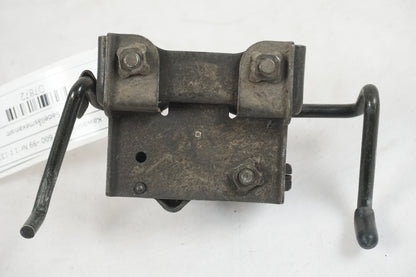 Höger sida på Sadellåsmekanism från en Kawasaki GPX 600 -1989 motorcykel.