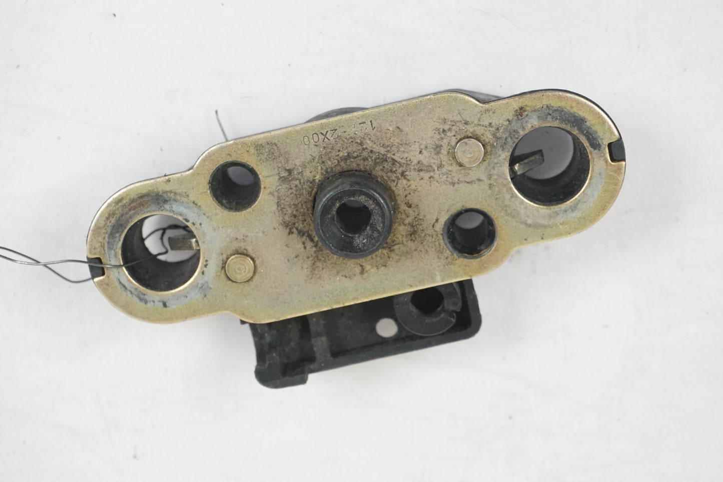 Framsidan på Sadellåsmekanism från en Suzuki GSX-R 600 -2001 motorcykel.