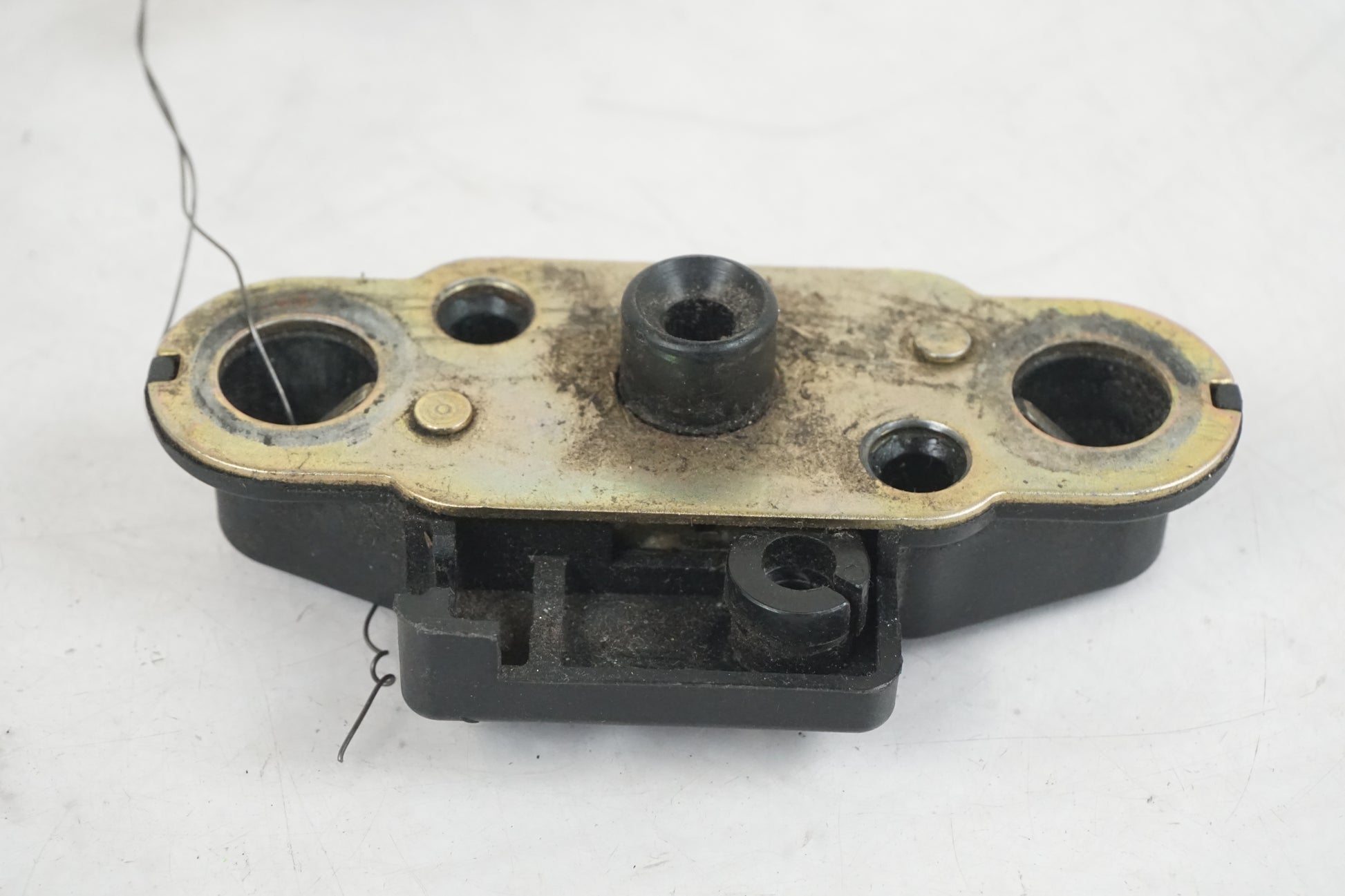 Baksidan på Sadellåsmekanism från en Suzuki GSX-R 600 -2001 motorcykel.